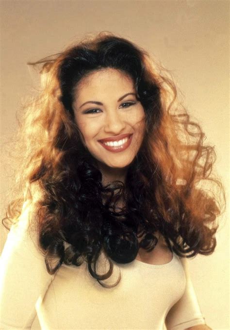 45 Beautiful Photos of Selena in the Early 1990s